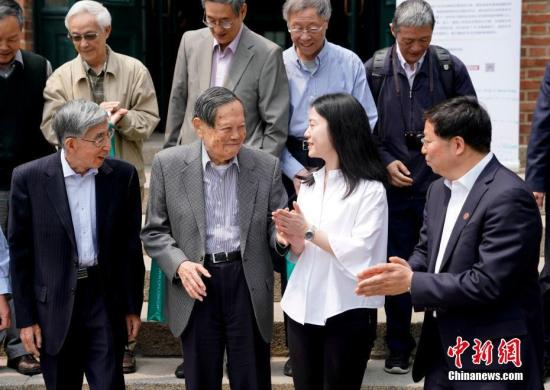 　　5月10日上午，诺贝尔物理学奖获得者、著名物理学家杨振宁先生与翁帆女士的新书《晨曦集》在北京清华大学高等研究院发布。 中新社记者 杜洋 摄