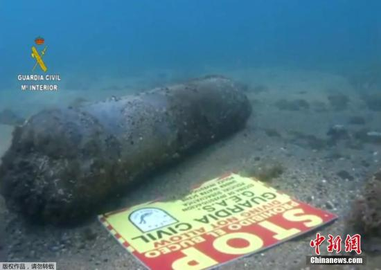 　当地时间8月26日，西班牙巴塞罗那当地警方在距当地一公共海滩25米的海域发现一枚炸弹。