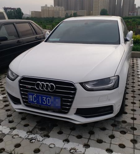 △追逐红色车辆的白色奥迪车前部完好无损