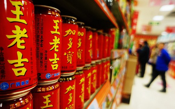 两个红罐凉茶在卖场竞争激烈。（图片来源：视觉中国）