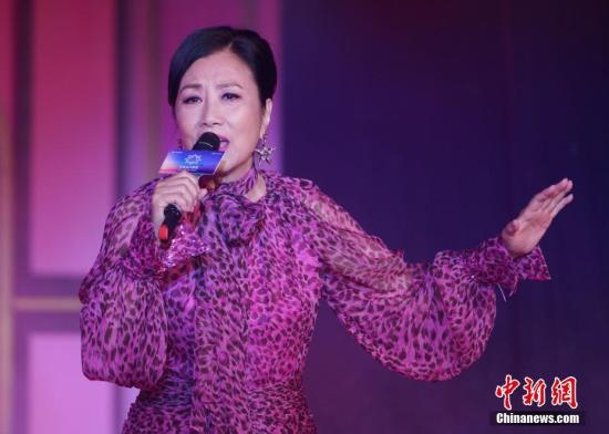 香港著名艺人汪明荃出席首航香港仪式，并现场演唱《万水千山总是情》和《勇敢中国人》。中新社记者 张炜 摄