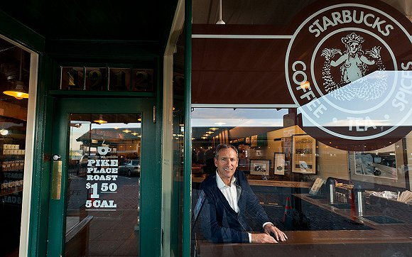 舒尔茨在首家星巴克门店。（图片来源：视觉中国）