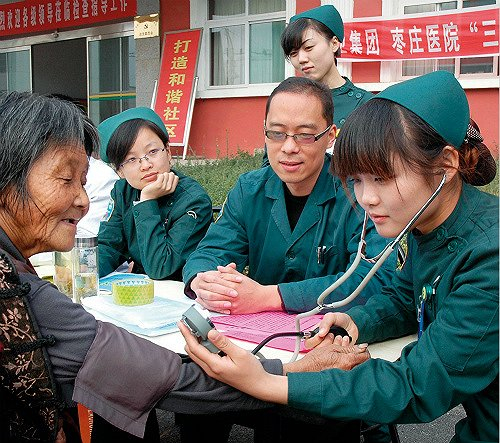 　在地方卫生部门眼力范围之外，希望继续存续的国企医院，牵手各路资本可能是唯一路径。图/中新