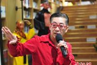 六小龄童新书《猴王世家》沈阳首发 与小读者互动