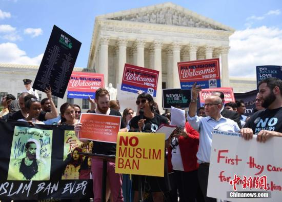 当地时间6月26日，在美国联邦最高法院裁决支持特朗普2017年颁布的移民限制令后，民众在最高法院门口抗议。中新社记者 邓敏 摄