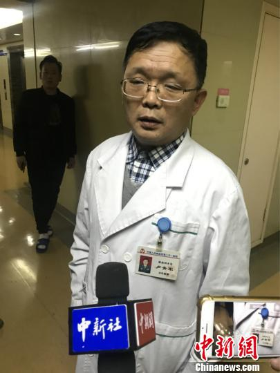  图为卢青军介绍伤者情况。　张帆 摄