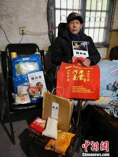 定居在湖南衡阳的95岁抗战老兵梁福根收到老家河南的礼物。　河南关爱抗战老兵志愿者团队供图 摄