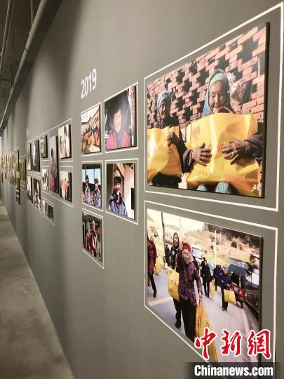 二楼展览厅的一面图片墙，记录了明天爱心基金近几年来帮扶空巢老人的部分真实案例。　王祖敏 摄