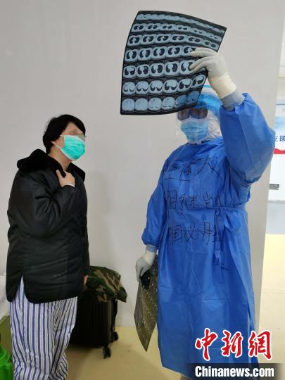  工作中的阴继凯。唐都医院供图