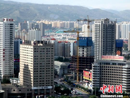 图为西宁市中心一新建商品住宅区。　孙睿　摄