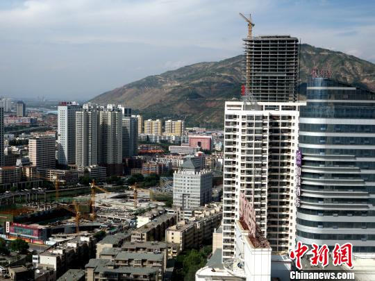 图为西宁市中心广场商品住宅区一角。　孙睿 摄