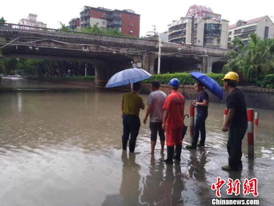 厦门多处交通干道因积水无法通行。　陈悦 摄