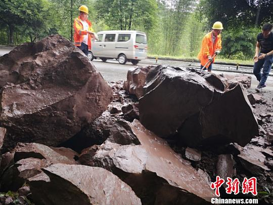 暴雨致山体垮塌。曾江摄