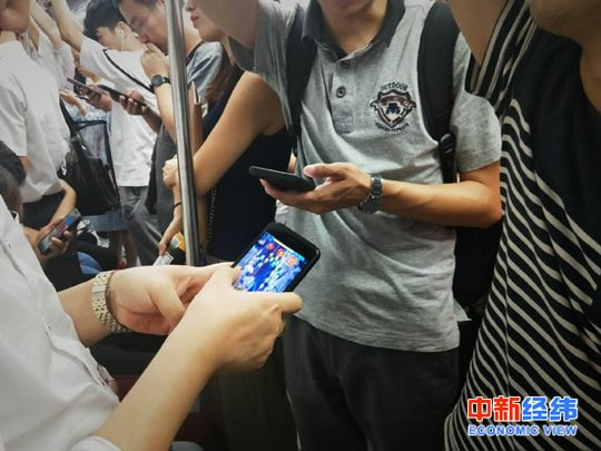▲通勤时段，人人都是“低头族” 中新经纬 赵佳然摄
