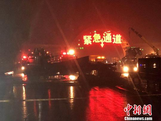 图为此次事故现场外围。钟欣 摄