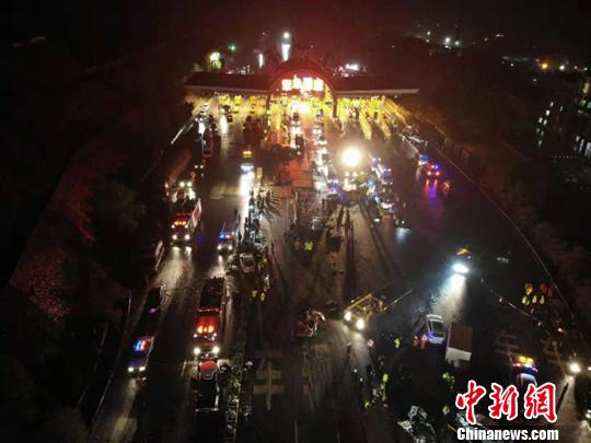 图为航拍事故现场救援处置。杨艳敏 摄