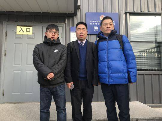 　金哲宏家属和辩护律师在法院门口