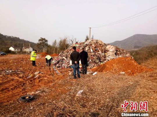 资料图：垃圾倾倒现场。（安徽省生态环境厅供图）