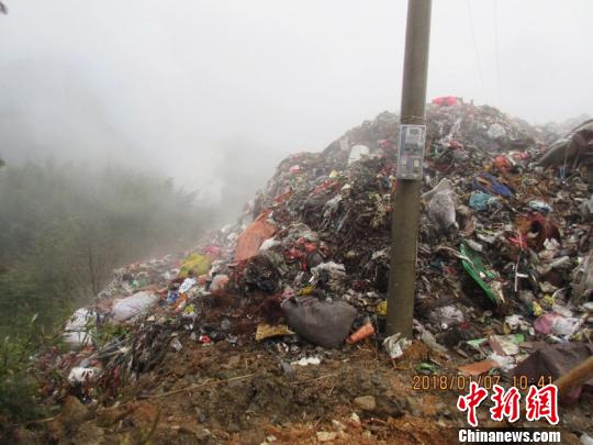 资料图：垃圾倾倒现场。（安徽省生态环境厅供图）