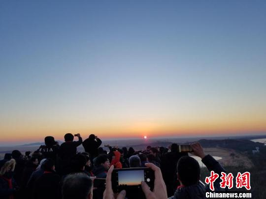 　　6时46分许，新年的第一缕阳光冲破天际，在珲春龙虎阁上的三国民众及海内外游客纷纷拍照留下这一美好瞬间。　张瑶 摄