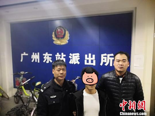 两民警押解嫌疑人黄某某 李晓英 摄