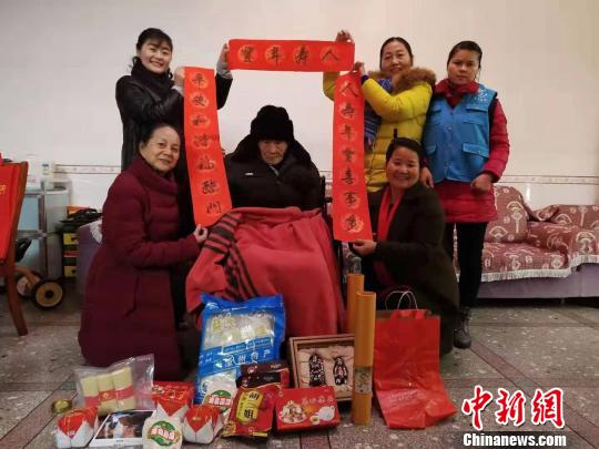 图为志愿者们将老家河南的礼物送到抗战老兵家中。　河南关爱抗战老兵志愿者团队供图　摄