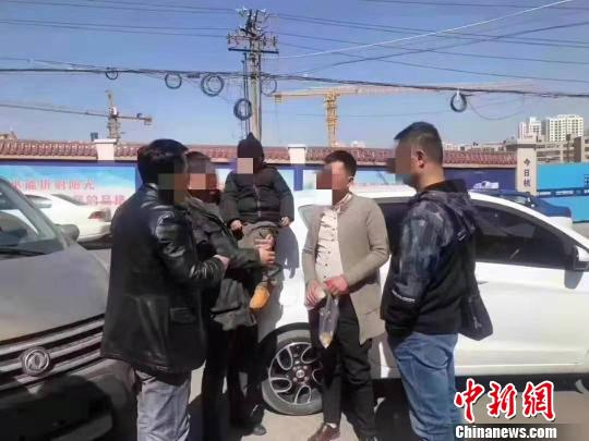 图为12日中午13时许在青海心脑血管病专科医院附近将吕某父子找回，左二为吕某。　钟欣 摄