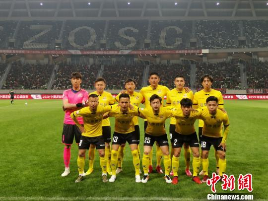 图为3月16日晚，拉萨城投足球队完成西藏足球职业联赛首战。　颜培龙　摄