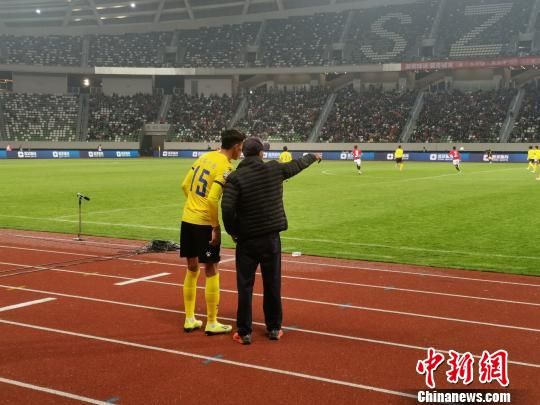  图为3月16日晚，藏族球员次旺平措在比赛第60分钟替补出场，成为站上职业赛场的西藏本地球员第一人。　颜培龙 摄