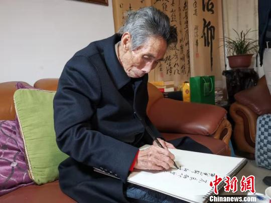  谢高华生前接受中新社记者采访　张茵　摄