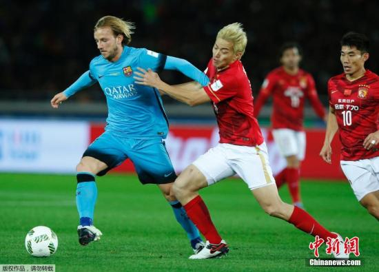  资料图：2015年世俱杯半决赛广州恒大对阵巴塞罗那，冯潇霆防守拉基蒂奇。