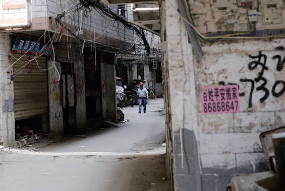  上午，城中村里走动的拆迁人员。摄影：翟星理