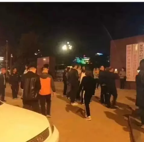 　▲此前，有莱芜市民在市政府前合影留念。