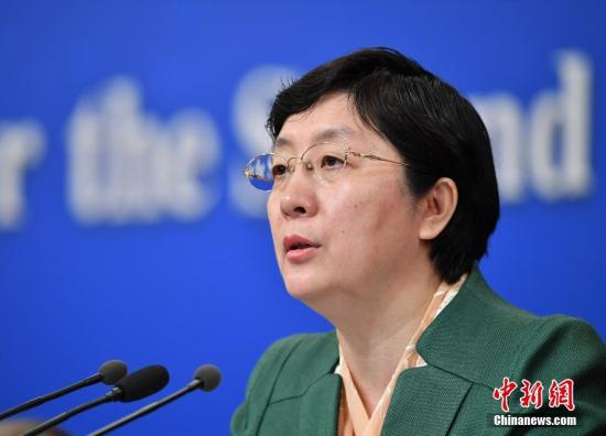 图为焦红回答记者提问。中新社记者 侯宇 摄