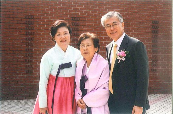 文在寅夫妇与母亲的合影（news 1）