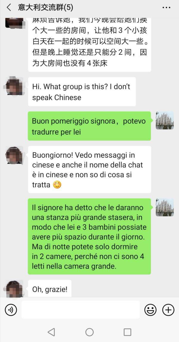 上海外国语大学意大利语专业学生何艾倪与意大利籍集中医学观察人员沟通。受访者供图