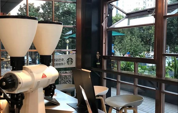 门店离星巴克只隔了一道玻璃窗