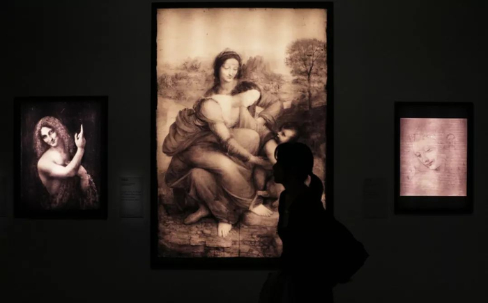  观众在法国巴黎卢浮宫举办的达·芬奇绘画生涯回顾展预展上参观。新华社记者 高静 摄