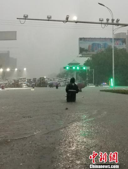 夏邑城区严重内涝，积水深至行人膝盖。　徐栋 摄