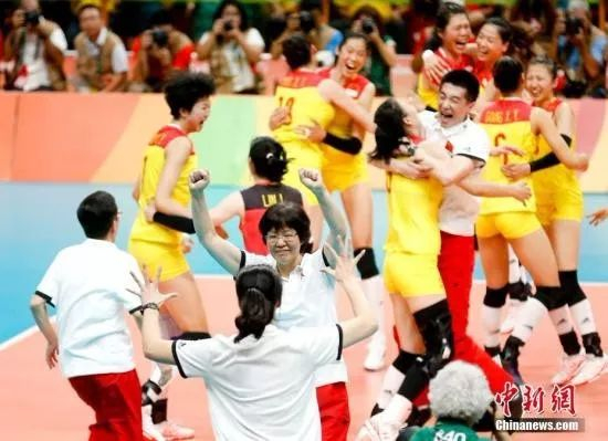　　资料图：2016年8月20日，里约奥运会女排决赛，中国女排以3比1战胜塞尔维亚队，时隔12年后再获奥运金牌。中新社记者 杜洋 摄