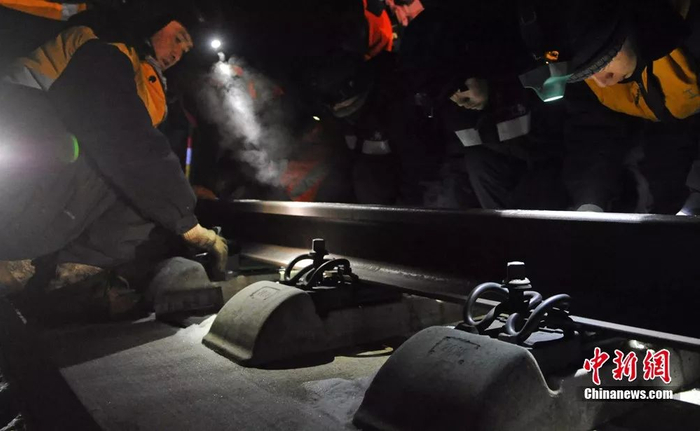 图为检查铁路扣件调整轨距。 杨艳敏 摄