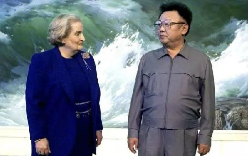 时任美国国务卿奥尔布赖特同当时朝鲜最高领导人金正日会面