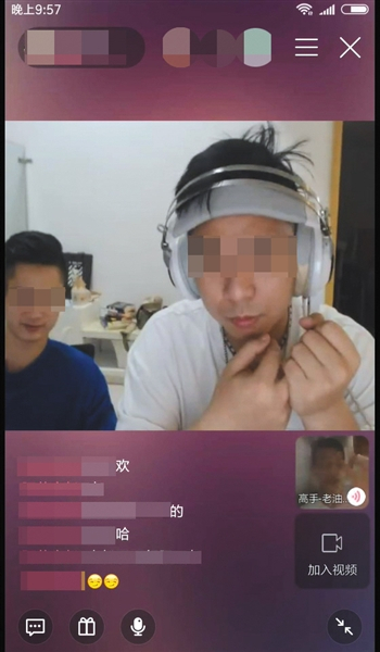 “享妞军团”导师在对学员进行视频教学指导。