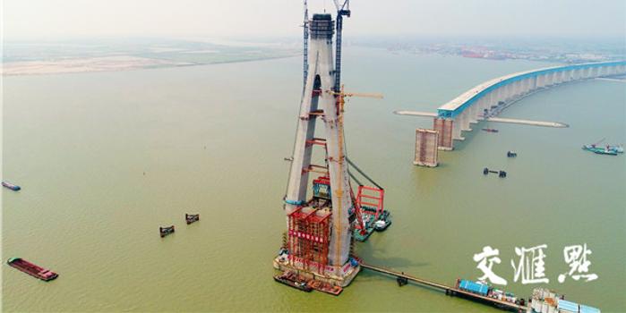 世界首次大节段钢桁梁吊装成功,沪通长江大桥