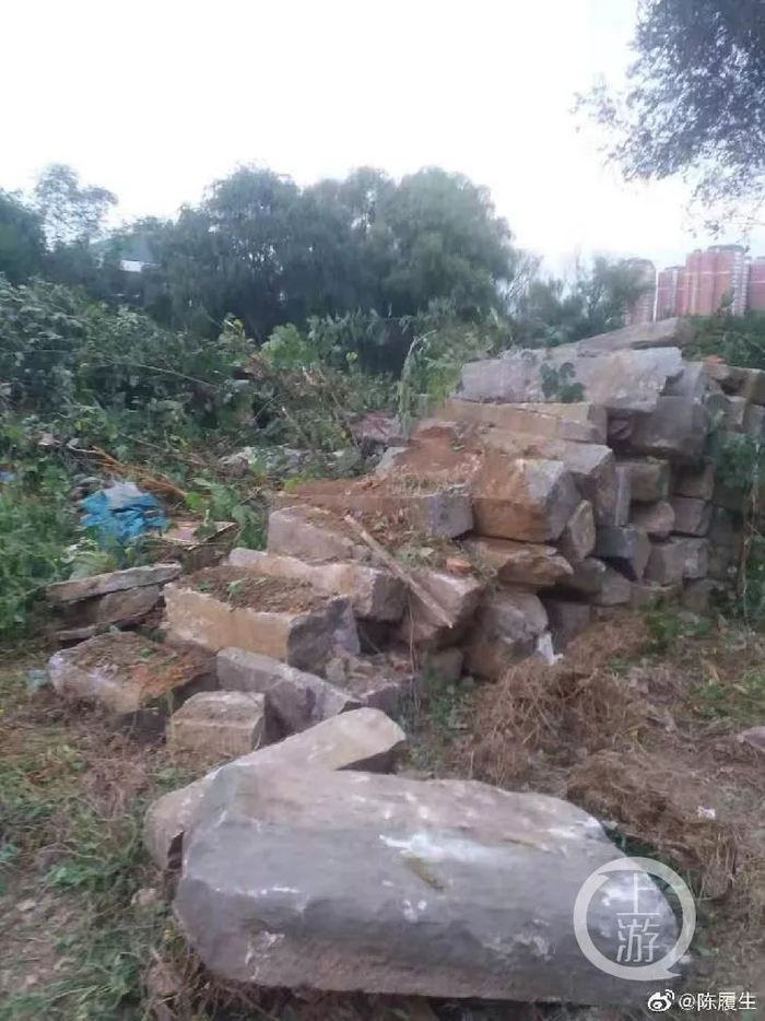  ▲汉画馆围墙被破坏现场。 图片来源： 微博用户陈履生