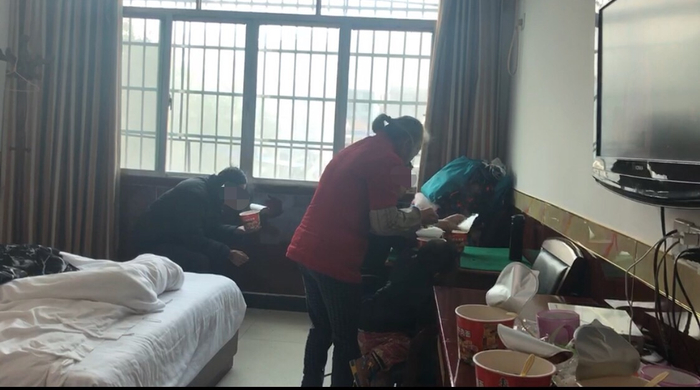 吴林（化名）和家人住在镇上的宾馆里。&nbsp;&nbsp;&nbsp;&nbsp;新京报记者 王昆鹏 摄