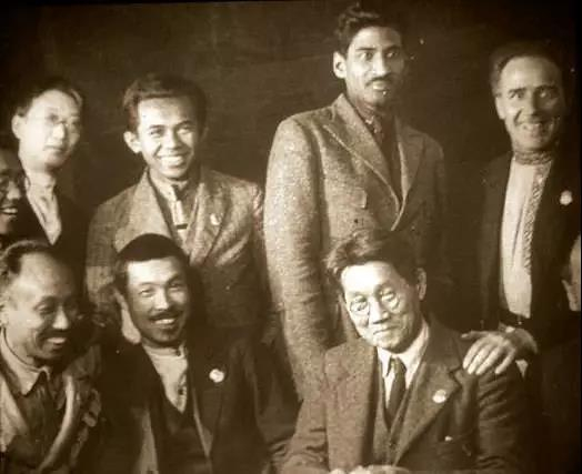  1922 年底，陈独秀（前排左一）代表中国共产党到莫斯科，瞿秋白（后排右四）担任翻译。