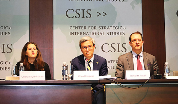 2018年5月， 陈东晓（中）在华盛顿参加“美中关系40周年”纪念活动。