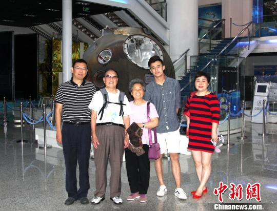 王晓旌与公婆、丈夫儿子一起参观航天城。首都文明办