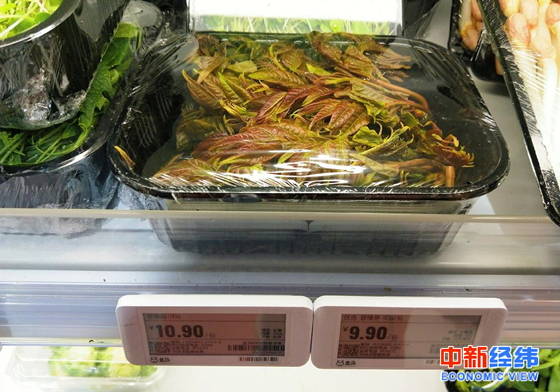  货架上的香椿芽，标价为9.9元/100g 中新经纬 赵佳然摄